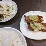 焼肉 わがんせ - 取り分けた大根サラダと大ライスとネギ塩じょうーたん