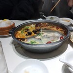 横浜中華街 薬膳火鍋 大草原 - 