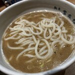 麺屋吉左右 - つけ汁が絡んで麺と一体化。すすりながら唸りました。