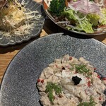 コドマ - ソフトシェルガーリックシュリンプ(右奥のサラダ)