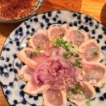 鶏焼肉東京 - 鶏たたき 胡麻唐辛子ダレ