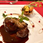 レストラン＆パティスリー 木かげ茶屋 - 国産牛フィレステーキ　フォアグラのソテー添え　トリュフ入り赤ワインソース