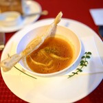 レストラン＆パティスリー 木かげ茶屋 - 白魚のサフラン風味のスープ　パイ添え