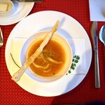 レストラン＆パティスリー 木かげ茶屋 - 白魚のサフラン風味のスープ　パイ添え