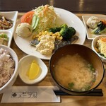 惣菜・カフェ メープル - 日替わりランチ「アジのガーリックバタームニエルタルタルソース」+お惣菜