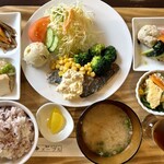 惣菜・カフェ メープル - 日替わりランチ「アジのガーリックバタームニエルタルタルソース」+お惣菜