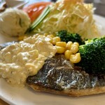 惣菜・カフェ メープル - 日替わりランチ「アジのガーリックバタームニエルタルタルソース」
