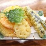 切麦や 甚六 - 野菜天ざるうどん（特盛）1,300円