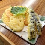 切麦や 甚六 - 野菜天ざるうどん（特盛）1,300円