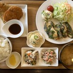 惣菜・カフェ メープル - 日替わりランチ「鯖のしそ味噌焼き」+定番フライ等