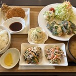 惣菜・カフェ メープル - 日替わりランチ「鯖のしそ味噌焼き」+定番フライ等
