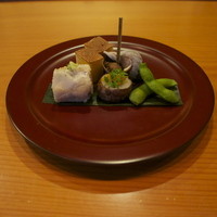 日本料理 たかむら - 八寸　対馬の穴子寿司とバイ貝ときぬかつぎにからすみと枝豆と玉子焼き