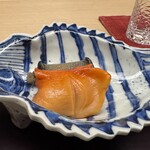 徳ㇵ本也 - 肉厚の赤貝を咀嚼する喜び。酢味噌を自分で調整できることも好みです。上品なフルーツのような甘味、瓜の香り、昆布のような旨味成分を感じます。赤貝の概念を覆す極上の味。生涯忘れない赤貝の味わいでした。