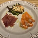 Baggio - 前菜3種（サーモンいくらカルパッチョ、チーズとベーコンのポテトサラダ、熟成生ハム）