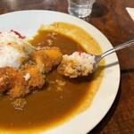 5YEN - カレーはサラッとしたスパイスの効いた欧風のカレー、福神漬けとの相性もバッチリでした。