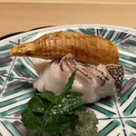 徳ㇵ本也 - 白甘鯛のしっとりと汗をかいたような焼き加減が素晴らしいです。白甘鯛の上品な旨味ジュースと言って良いほどふっくら×10とした焼き加減でした。鱗なしで身の旨味に集中できました。コリコリの筍の食感も楽しい。