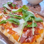 アルベルゴ カフェ・ミケランジェロ - ピンサ　生ハム&ルッコラ
