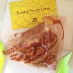 Knott's berry farm - 「KOMAシュークリーム(108円)」。KOMAは“こんまい”の意ですが、普通サイズといった感。注文後にカスタードクリームを詰めてくれてこの値段ですから、コスパ超優秀です！