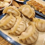 肉汁餃子と煮込みの酒場。しんちゃん - 肉汁餃子