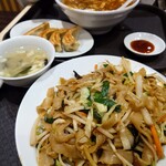 中国酒家 十年 - 料理写真:焼き刀削麺