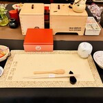 陶泉 御所坊 - 右側の箱に湯豆腐、左側に焼き海苔が入っている。