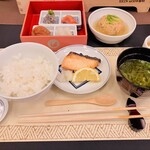 陶泉 御所坊 - しゃけ、がんも、ごはんに合うおかず（明太子、梅干し、おから、大根のお漬物）、半熟卵