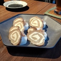 豊和 表参道 - いぶりがっことクリームチーズ、下に梅水晶とかまぼこ