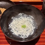 日本料理 別府 廣門 - 茹で生しらす 自家栽培山椒若芽のお椀 血合い抜き本枯節＆真昆布の出汁