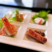 中国料理 カリュウ(ヨコハマ グランド インターコンチネンタル ホテル) - 前菜。 可もなく不可もなくってところ。 手前2品はまぁまぁでしょうか。 奥の2品はなんなのかわからん得体のしれない料理。 もちろん、説明はいただきましたが記憶にすら残らない。