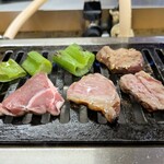 大衆酒場 若林 - コの字カウンターで焼き肉をする新鮮さ (^_^)。やや弱火に設定されていて、飲みながらじっくり食べられる。