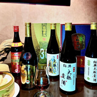 ビールやウィスキー、泡盛、紹興酒などバラエティ豊かなドリンク