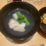 鮨処 池上 - 一番出汁のお椀
      　長崎の本クエ 聖護院かぶら 菜の花