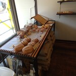 Bebe - パンが残り少ない店内②