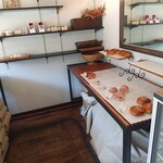 Bebe - パンが残り少ない店内①