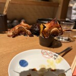 日本橋 とり慶 - 手羽先の肉で葱を巻いた串。ネギマとは葱の味わいが違います。
