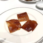 水綾閣 - 薄くパリパリに焼かれた北京ダック。お見事