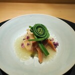 東山無垢 - ほっき貝とゼンマイの和え物トマトのジュレかけ