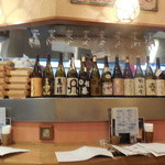 クロフネ - カウンター席に並ぶお酒