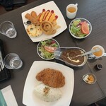 喫茶アンフィニ - 上からの眺め。オムライスプレートはエビフライとグラタン！