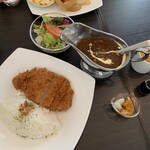 喫茶アンフィニ - カツカレー！サラダとスープ付き。ソースもそっと添えてあります。