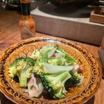 食堂 きふね - 猪豚ベーコンの旨味をギュッとすったブロッコリー