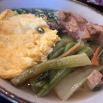 古民家食堂てぃーらぶい - 3しょう油味付けソーキの入ったソーキそば