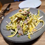 ビストロ ドゥーブルオーンズ - 西洋タンポポと仔羊タンとヘーゼルナッツの冷前菜