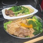 キッチン ブルー グローブ - パスタには、ほうれん草を追加、他店のプルコギ丼と共に