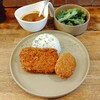 usubane - ポークカツカレー、コロッケ、セットサラダ
