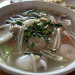 香港麺 新記 - ラーメンのイカ海老　麺は香港麺（仮）