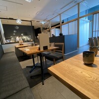 うなぎ四代目菊川 ムスブ田町店 - 落ち着いた静かな店内。仕切られた個室も完備