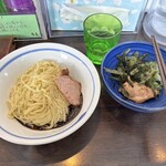 麺や 青雲志 - まぜそばブラック！　横のお椀は一杯目の残りです。