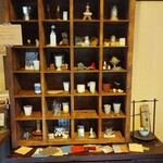 クロスロード - この棚から器を選んでお冷を頂きます