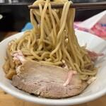 煮干らーめん 川むら - 混ぜる前の麵リフト